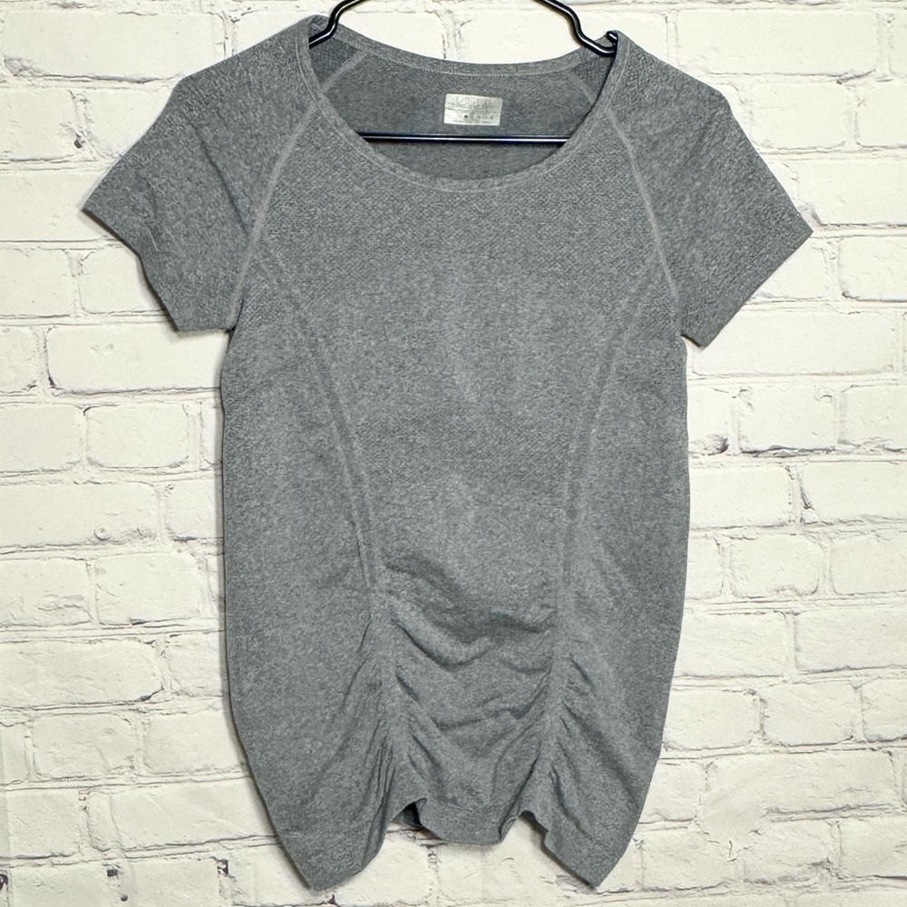 Athletes grey fitted short sleeve workout top